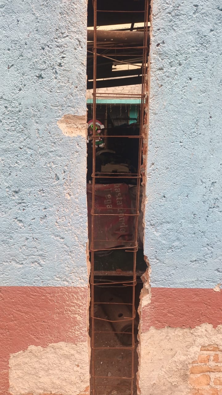 Trabajo de herrería en muro